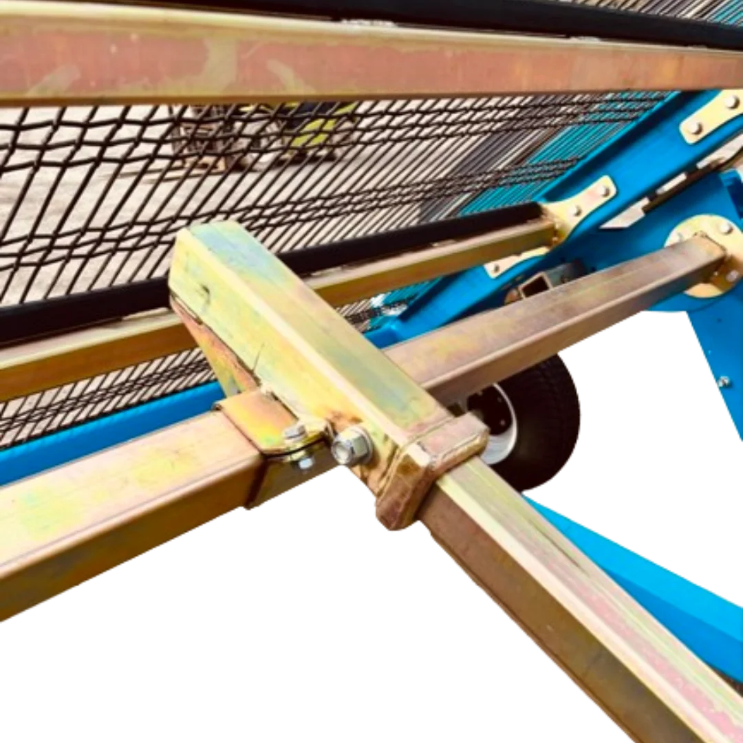 Shallow screen deck angle on screening machine